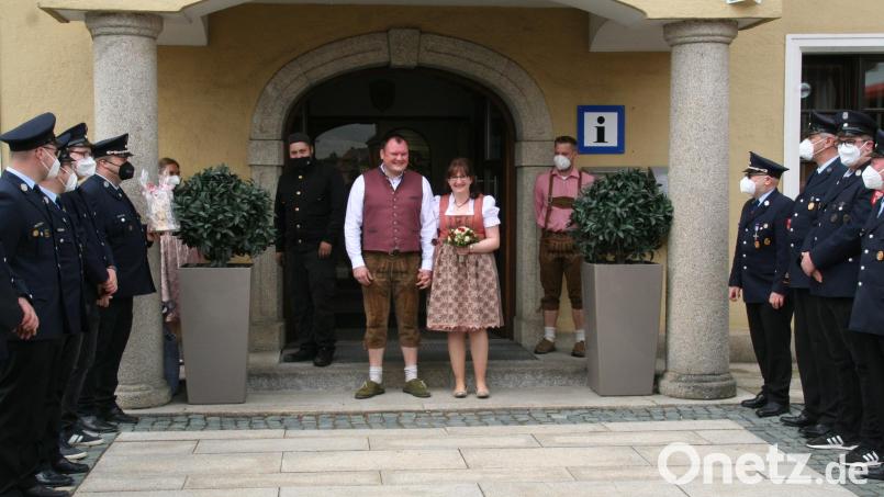 Mitglieder der Feuerwehren aus Waldershof, Marktredwitz und Wolfersreuth bildeten ein Spalier für Natascha Fachtan und Dominik Koppmann. Bild: fpoz