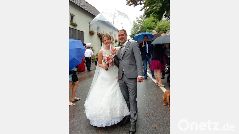 Zueinander &quot;Ja&quot; sagen Stephanie Utz und Daniel Gräber im Kommunbrauhaus Eslarn und später in der Kreuzbergkirche Pleystein. Bild: fjo