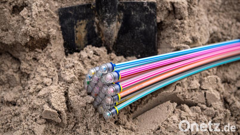 Glasfaserkabel liegen auf einer Baustelle. Die Telekom-Tochter „Glasfaser Plus“ verlegt in Tirschenreuth eigenwirtschaftlich Glasfaser-Anschlüsse. Symbolbild: Sina Schuldt/dpa