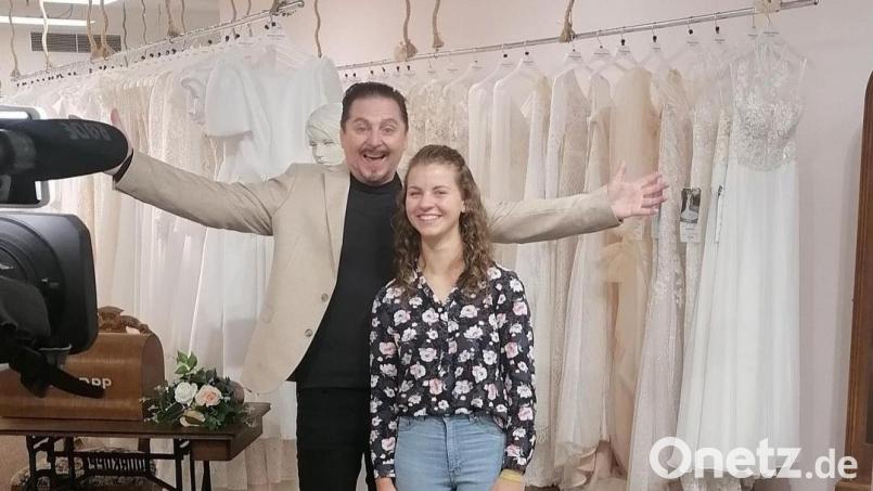 Die Erbendorferin Melanie Schultes hat sich im Brautmodengeschäft von Uwe Herrmann in Dresden begleitet von Kameras auf die Suche nach einem Brautkleid gemacht. Sie hat auch eines gefunden – das soll der Zukünftige aber noch nicht sehen. Bild: Melanie Schultes/exb