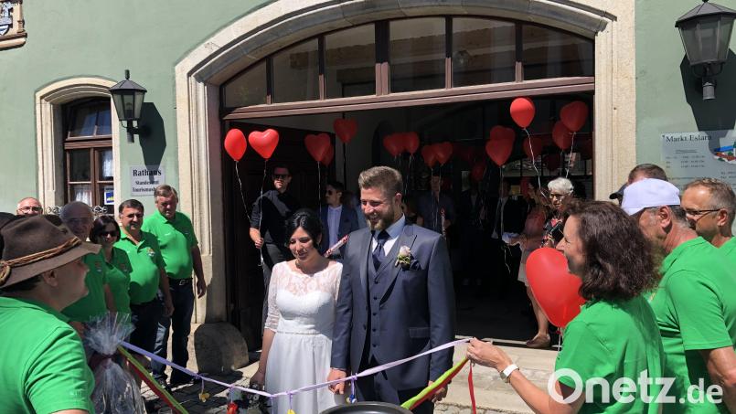 Johannes und Sandra Meckl haben sich das Jawort gegeben. Bild: buc