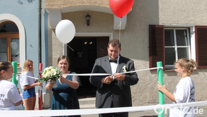 Stephanie Eichinger und Dominik Meyer durchschneiden das von der Jugendgruppe der Pfreimder Wasserwacht gespannte Band. Bild: pi