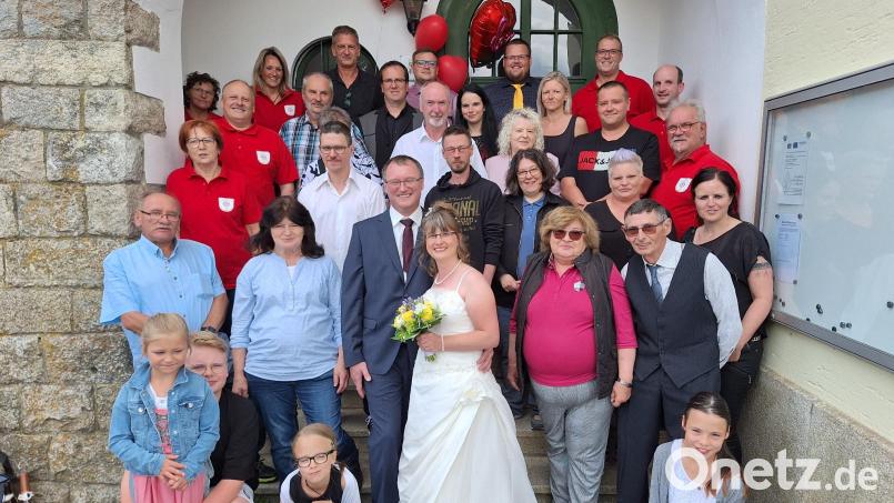 Jörg und Anja Prucker haben in Pullenreuth geheiratet. Bild:  Petra Wegmann/exb