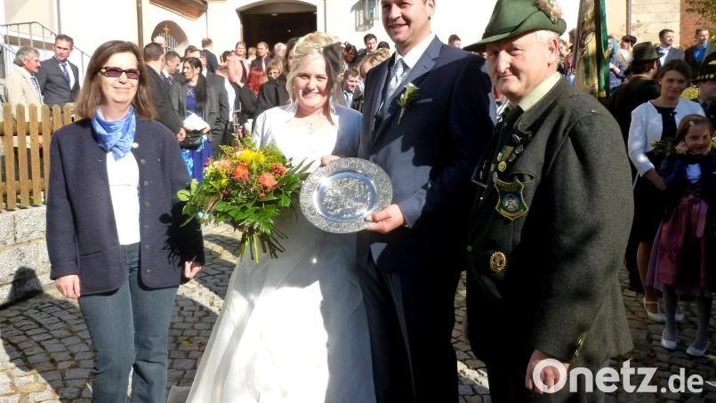 Zahlreiche Vereinsvertreter wünschten dem Brautpaar alles Gute. Bild: lts