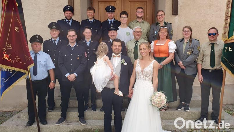 Nach der kirchlichen Trauung freuen sich Veronika und Johannes Rupprecht mit Töchterchen Johanna auf die Feier. Bild: Anna-Lena Loth/exb