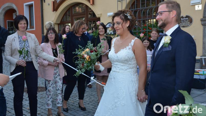 Als das Hochzeitspaar Anja Rauch und Stefan Braunschmid nach der standesamtlichen Trauung aus dem Rathaus trat, warteten bereits viele Freunde und Arbeitskollegen zum Gratulieren. Bild: dob