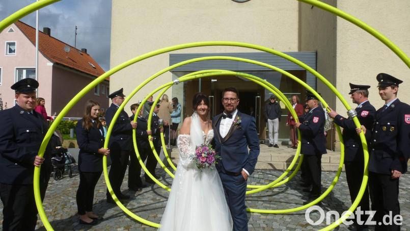 Nach dem Sektempfang schreiten Sandro und Carina Fehlner durch die Schlauchspirale ins Eheglück. Bild: bk