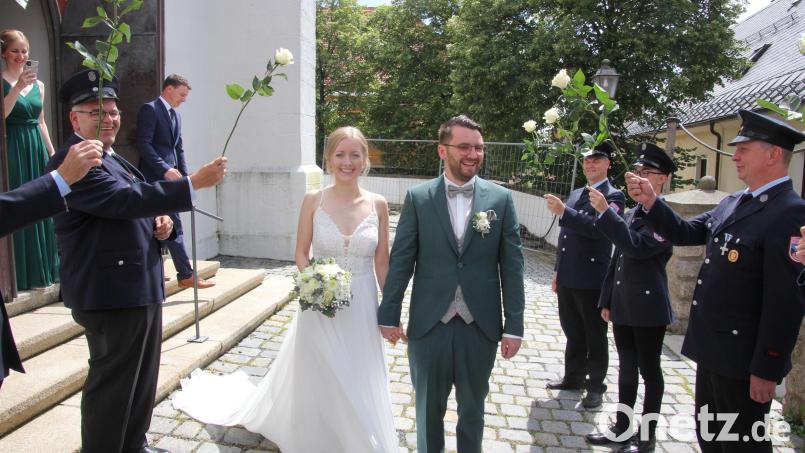 Mit weißen Rosen begrüßte die Feuerwehr Wernersreuth das Brautpaar vor der Stadtpfarrkirche in Tirschenreuth. Bild: kro