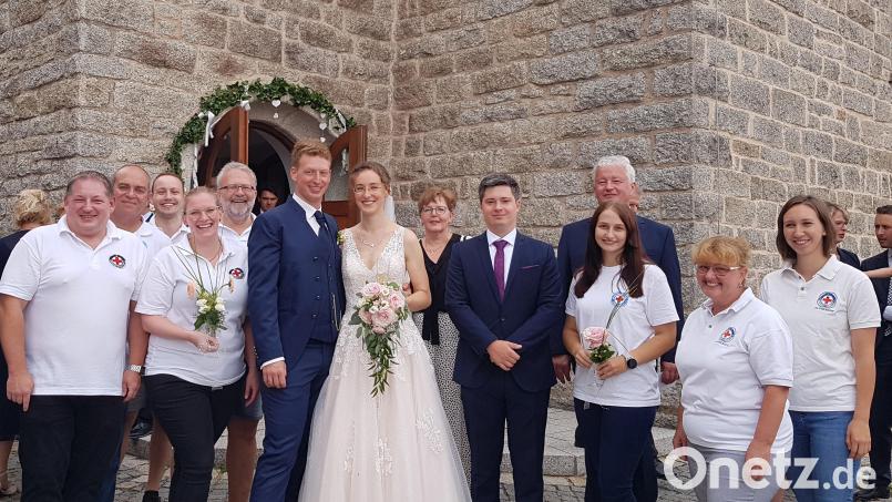 Die Wasserwacht Erbendorf empfing das frisch vermählte Brautpaar Alexander Winterl und Dr. Annette Grünwald freudestrahlend vor der Peterskirche in Wäldern. Bild: ban
