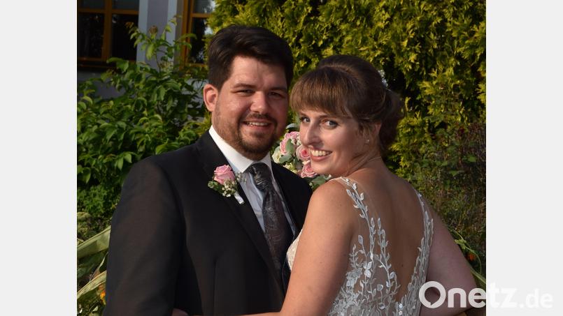 Glückwünsche gab es für Melissa und Christoph Hammer, die sich in der Pfarrkirche Michldorf trauten. Bild: privat/Hammer