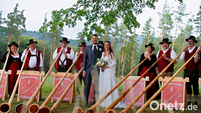 Mit Alphornklängen feierten der Wondreber Stefan Schwarz und die Friedenfelserin Franziska Bittner ihr Eheglück. Die Großkonreuther Alphornbläser umrahmten musikalisch die Brautentführung auf dem Schusterberg in Friedenfels. Bild: bsc