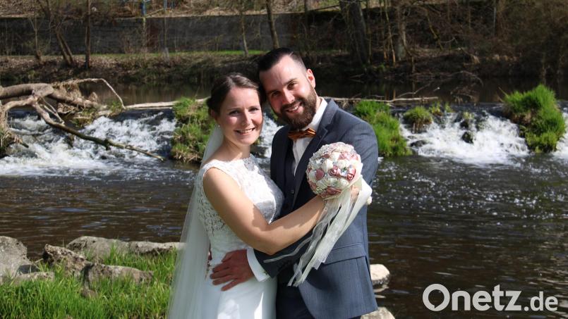 Auch wenn die Hochzeitsfeier von Stefanie Sonnauer-Hartwich und Michael Hartwich bereits zum zweiten Mal wegen der Corona-Pandemie geplatzt ist, sieht das Paar, das in Vohenstrauß lebt, beim Fotoshooting sehr glücklich aus. Bild: prh