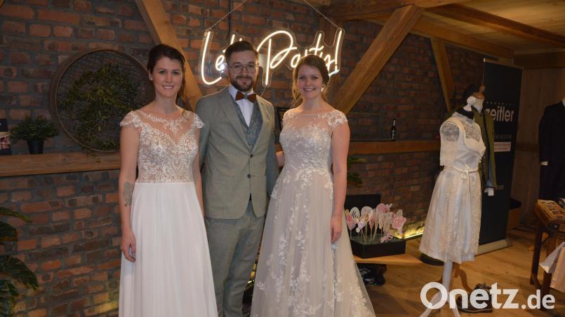 Die Models Julia Fischer, Maximilian Siller und Stefanie Ernstberger (von links) wechselten während der Messe immer wieder mal ihr Outfit und führten vor, wie man sich für die Hochzeit kleiden kann. Bild: jr
