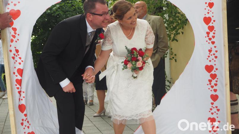 Stefanie Kausler und Stefan Trummer grüßen nach standesamtlicher und kirchlicher Trauung als strahlende Frischvermählte. Bild: wmi
