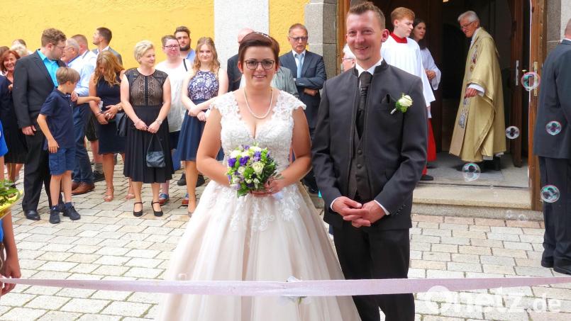 Große Seifenblasen regnen auf Verena und Rudolf Hirschmann beim feierlichen Empfang vor dem Kirchenportal. Bild: fjo