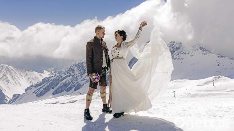 Ein Traum in Weiß: In Tracht und Bergstiefeln haben Carolin und Fabian Franz geheiratet - auf der Zugspitze. Bild: Bianca von Kannen Fotografie