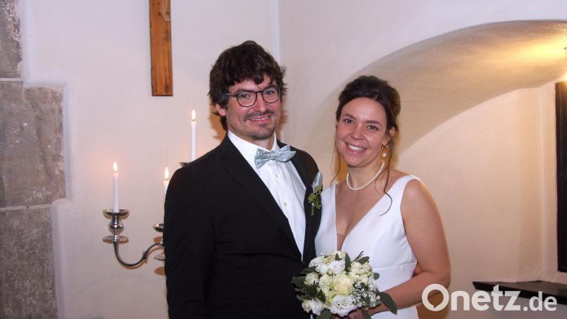 Carolin Hampel aus Mitterteich und Rainer Ziereis aus Regensburg gaben sich am Wochenende das Jawort. Geheiratet wurde in der Kapelle der Burg Falkenberg. Bild: wro