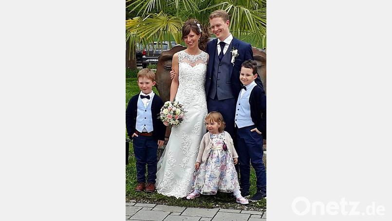 Das Brautpaar mit den drei Brautkindern. Bild: zer