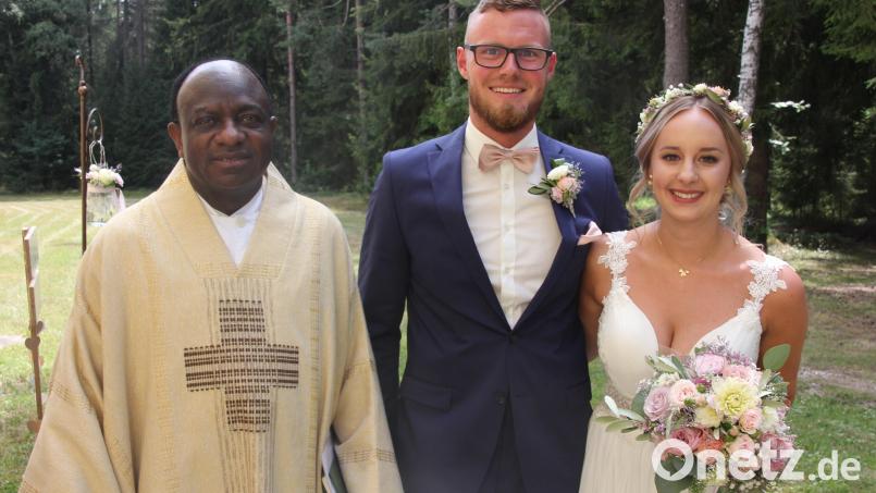 Heiko Frötschl und Jessica Bäuml schlossen in der Allerheiligenkirche bei Wernersreuth vor Pfarrer Charles Ifemeje den kirchlichen Bund der Ehe. Bild: kro