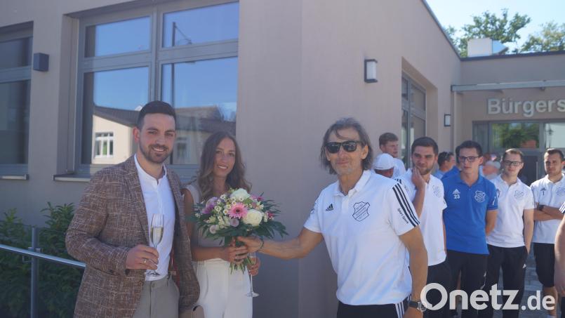 Trainer Josef Dütsch (rechts) und die SpVgg -Fußballer gratulierten Kapitän Florian Ziegler und seiner Frau Stephanie nach der standesamtlichen Trauung ebenso wie Tenniscracks, Verwandte und Freunde. Bild: du