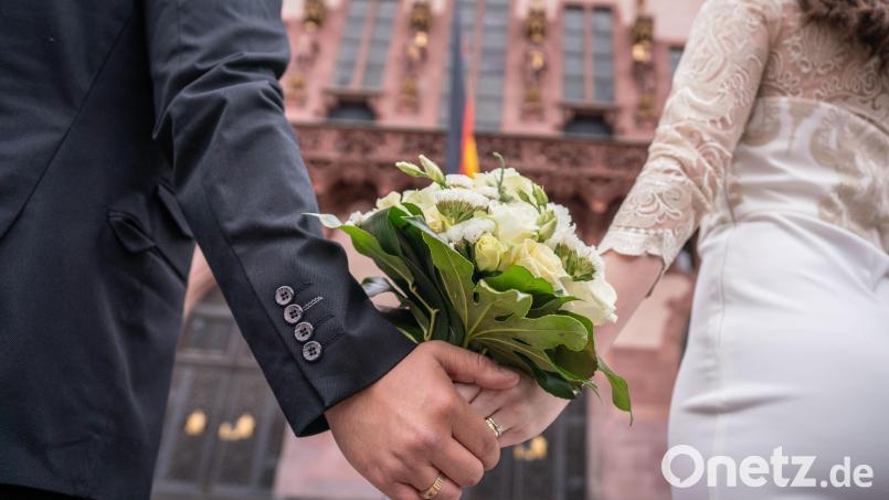 Ein Paar auf dem Weg zum Standesamt, doch im Kemnather Land ist der 22.02.2022 nicht unbedingt ein Tag zum Heiraten. Nur zwei Mal ist für heute das Aufgebot bestellt worden. Bild: Frank Rumpenhorst/dpa