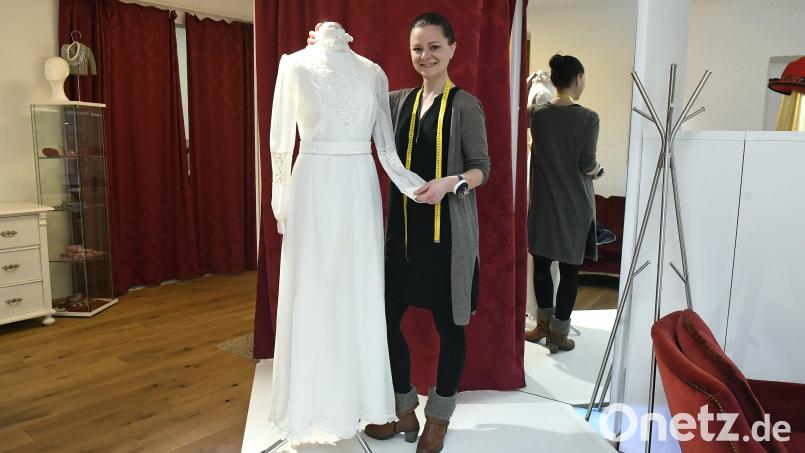Astrid Reyzl mit einem Brautkleid, das 1980 bei einer Hochzeit getragen wurde. Rüschen und Spitzen waren damals en vogue. 30 Jahre später verpasste Astrid Reyzl dem Kleid ein Face-Lifting und schickte darin ein Model bei der Modenschau im Oktober 2019 über den Laufsteg im Capitol. Bild: Petra Hartl