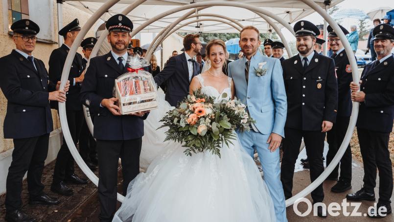 Feuerwehrkameraden, Arbeitskollegen und Freunde wünschten dem Brautpaar alles Gute. Bild: Melanie Feldmeier/exb
