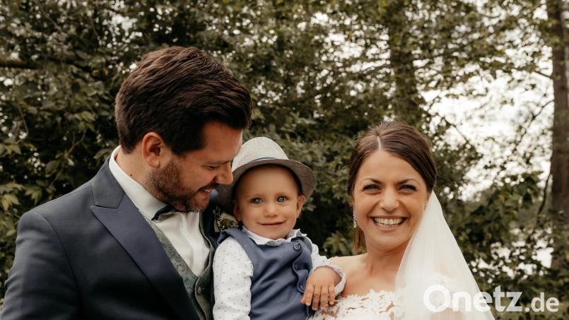 Johannes und Marina Witt strahlen bei der Hochzeitsfeier im Park am Innovision-Center mit ihrem Sohn Ludwig vor Glück. Bild: bk