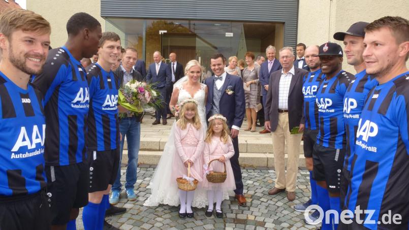 Mit dem Segen Gottes schreitet das Brautpaar strahlend ins Eheglück, Stefan und Verena Bauer bleiben bodenständig und wohnen erst mal im Elternhaus Bauer. Bild: bk