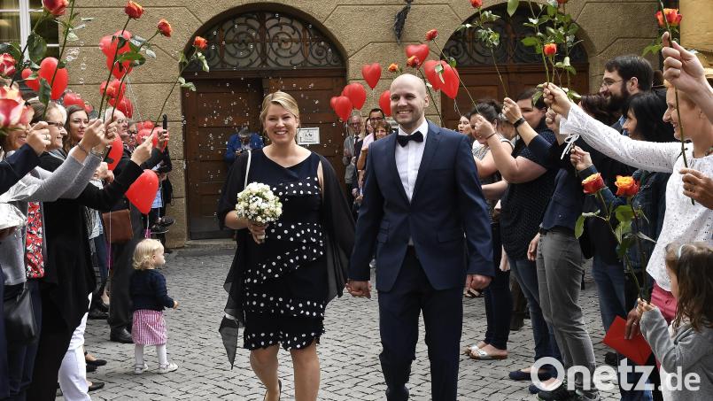 Ein langes Spalier begrüßte das frisch vermählte Brautpaar Lisa Quick und Andreas Heil auf dem Marktplatz. Bild: Petra Hartl