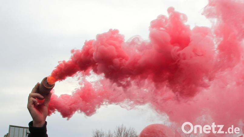 Roter Rauch wie hier waberte kürzlich auch im Hammerweg. Das Video von einem Umzug von Männern sorgt in den sozialen Medien für Aufregung. Symbolbild: Michel Euler