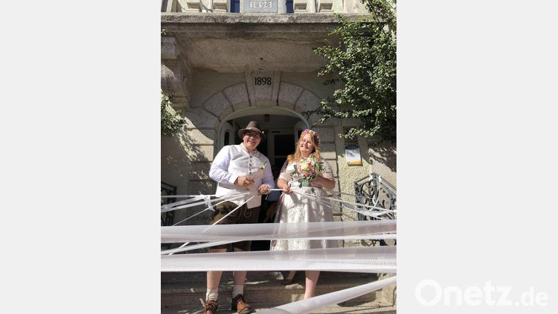 Melissa Pregler und Elektrotechnikermeister Gerald Wagner gaben sich im Bärnauer Rathaus das Ja-Wort. Bild: exb/Bayerisches Rotes Kreuz Kreisverband Tirschenreuth