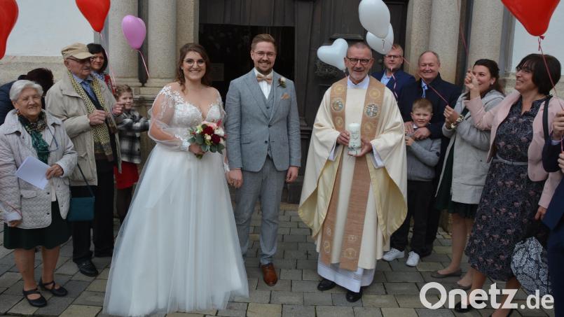 Mit bunten Luftballons wurde das Brautpaar Julia Seidel und Tobias Gebel vor der Basilika von Freunden und der Familie begrüßt. Mit im Bild Stadtpfarrer Dr. Thomas Vogl, der das Paar traute. Bild: jr