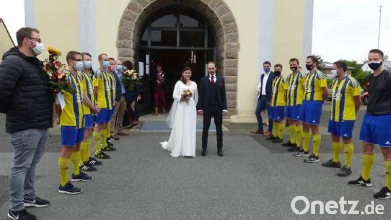 Durchs Spalier auf dem Weg ins Eheglück: Sven und Melanie Wunder, geborene Berl. Bild: bk