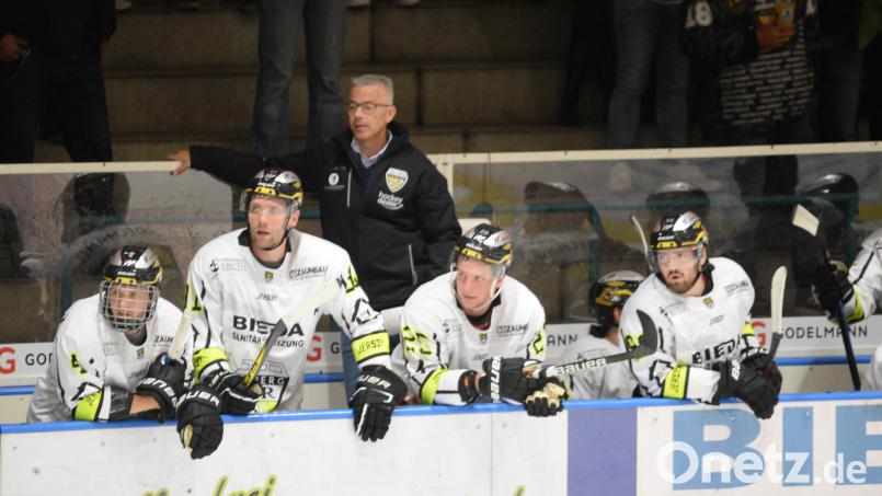 Aufmerksam verfolgt die ERSC-Bank das Geschehen auf dem Eis: Mit dem EV Pegnitz und EHC Bayreuth empfangen die Wild Lions zwei weitere Testspielgegner. Bild: Andreas Brückmann