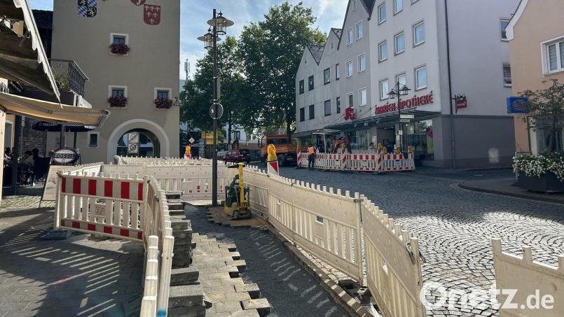 In der Sulzbacher Altstadt verlegt N-ergie neue 20-Kilovolt-Stromleitungen. Beim Stadtturm wechselten die Tiefbauer der Firma FBG die Straßenseite in Richtung saniertes Storggebäude als Zielpunkt in der Adolph-Kolping-Straße. Bild: oy