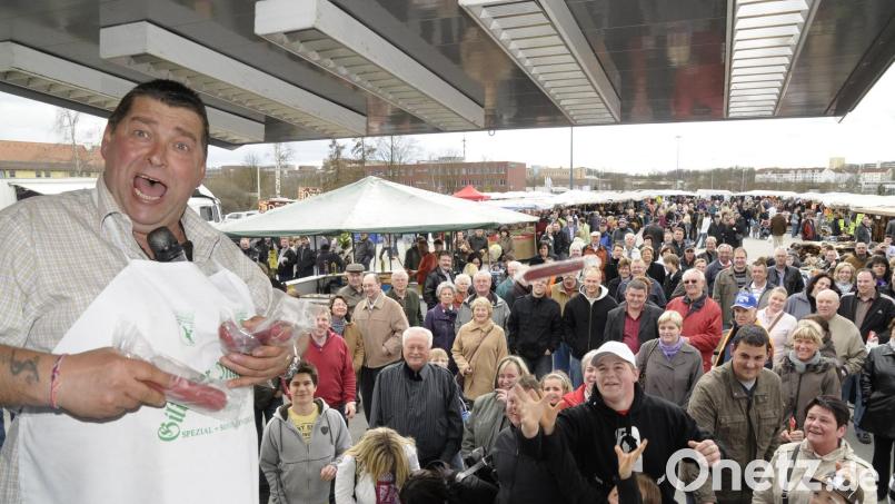 Marktschreier „Wurst-Achim“ hat auch in Amberg die Kunden unterhalten. Bild: Petra Hartl
