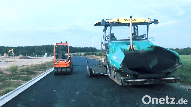 Die Asphaltarbeiten in der Logistikstraße im interkommunalen Industrie- und Gewerbegebiet sind laut Thorsten Meiler vom Bauamt der Verwaltungsgemeinschaft Wiesau nun abgeschlossen. Die Straße wurde freigegeben. Das Gewerbegebiet war Thema im Marktrat Falkenberg. Bild: wro