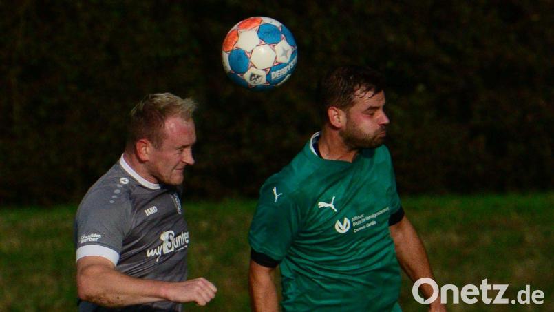 Mathias Meßmann (links) trifft mit den Schwarzenfeldern am Samstag auf den TSV Stulln. In der vergangenen Saison endete das Derby 3:1 für Schwarzenfeld (Szene aus diesem Spiel). Bild: ham
