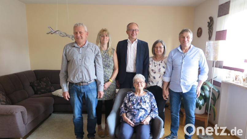 Sohn Helmut, Schwiegertochter Helga, Bürgermeister Roman Schäffler, Tochter Gerlinde und Schwiegersohn Hermann (von links) gratulierten Monika Heser sehr herzlich zu ihrem 85. Geburtstag. Bild: jzk