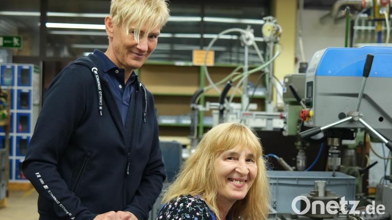 Seit 15 Jahren arbeitet Rotraud Dammsch in den Naab-Werkstätten. In der Metallabteilung fertigt sie Kleinteile für einen regionalen Landmaschinenhersteller. Seit zehn Jahren ist Margit Gerber (links) Geschäftsführerin der Reha-Einrichtung. Bild: Hirsch