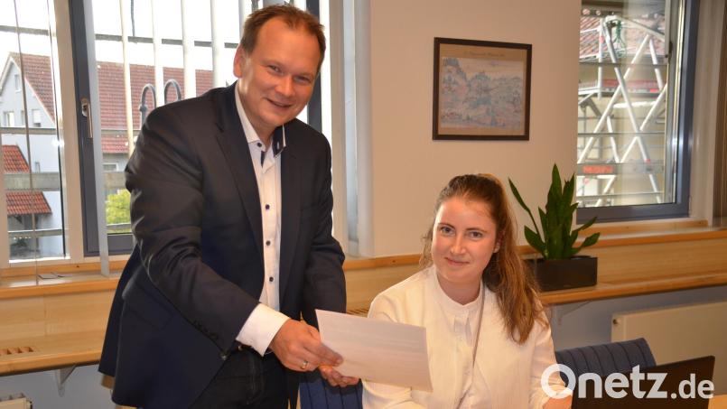 Sozialpädagogin Lisa Bauer betritt zusammen mit der Gemeinde Neuland in der Stellenkombination Sozialarbeit an der Mittelschule und Gemeindejugend.
Für Bürgermeister Christian Porsch ist dies ein weiterer Meilenstein, die Lebensqualität besonders für den Nachwuchs in der Gemeinde zu steigern. Bild: ak