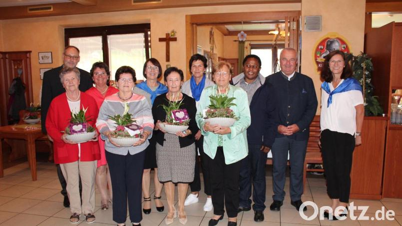 Die geehrten Gründungsmitglieder zeigt das Bild mit Geistlichem Beirat Pfarrer Gerhard Wagner, Irene Sebald, Gerda Six, Rita Kleierl, Kaplan Edmund Onah, Bürgermeister Josef Deichl und zweiter Vorsitzender Anette Großer. Bild: Dirrigl/exb