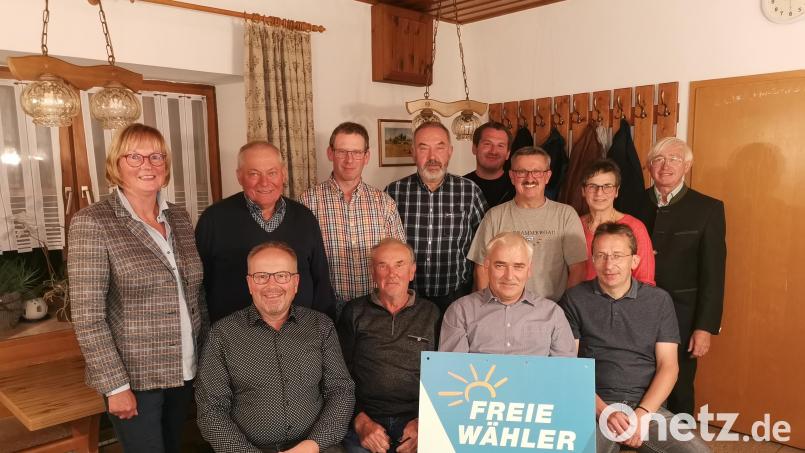 Die Freien Wähler in der Haberlandgemeinde Kirchendemenreuth bestätigen Führungsriege mit den Vorsitzenden Rupert Seitz (sitzend, Zweiter von rechts) und Josef Schwab (sitzend, Dritter von rechts). Bild: rs