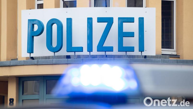 Ein Einsatzwagen der Polizei steht vor einer Dienststelle. Bild: Friso Gentsch/dpa/Symbolbild