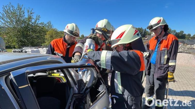 Rettungstechniken an Elektromobilen standen bei einem Ausbildungstag der Feuerwehr Auerbach auf dem Programm. Bild: lei