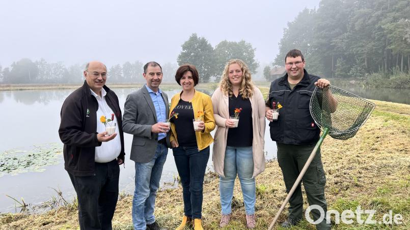 BBV-Kreisgeschäftsführer Josef Wittmann, der Vorsitzende der IG Landwirtschaft im Landkreis Schwandorf ,Hubert Piehler, Kreisbäuerin Sabine Schindler sowie Kerstin und Christoph Grabinger (von links) stellten das Programm für den Herbstbauernmarkt vor. Bild: Daniel Hoffmann/exb