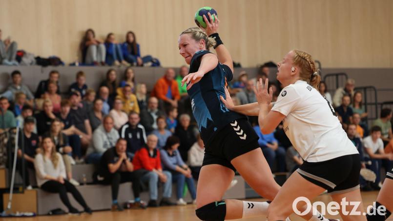 Nach dem gelungenen Saisonauftakt im Heimspiel gegen den ESV 27 Regensburg III (im Bild Franziska Scheidler) sind die HSG-Damen in Erlangen gefordert. Bild: Dieter Jäschke