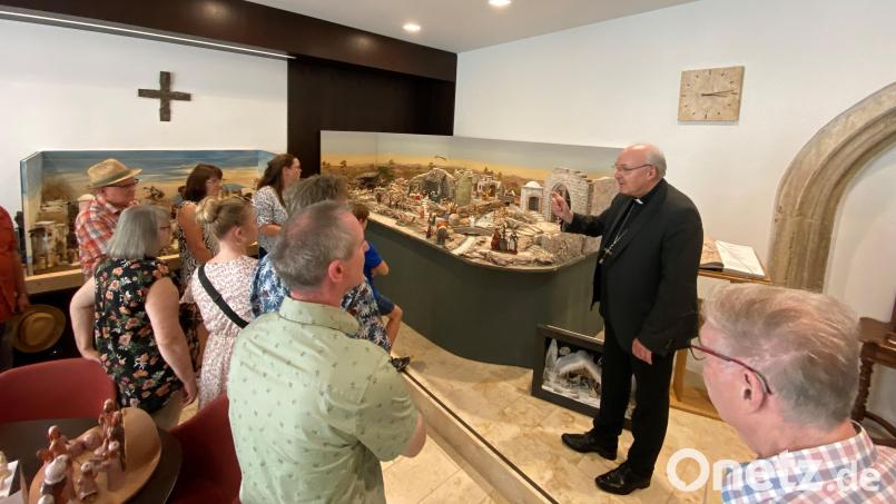 Der Musikkreis Gaisthal und Freunde bekommt eine Führung in Niedermünster persönlich durch den Bischof Rudolf Voderholzer. Bild: Bücherl-Beer/exb