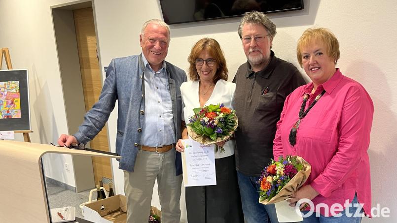 Peter Wunder (im Bild links) und Stellvertreter Karl Stumpfi (Dritter von links) begrüßten mit Katarina Honysova (Zweite von links) das 100. Mitglied im Kunstverein. Rechts im Bild Übersetzerin Dana Ettl. Bild: sns